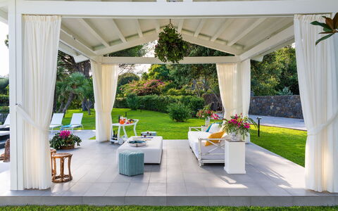 Villa del Faro: Möbel, Gazebo, Gartenmöbel, Garten, Schatten, Stuhl, Outdoor Struktur, Überdachung, Pavillon, Pergola