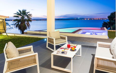 Villa Vernissage: Möbel, Interior Design, Gartenmöbel, Resort, Schwimmbad, Schatten, Stuhl, Eco Hotel, Hotel