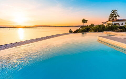 Villa Vernissage: Blau, Wasser, Gewässer, Horizont, Meer, Küsten Und Ozeanische Forms, Ozean, Schwimmbad, See, Küste