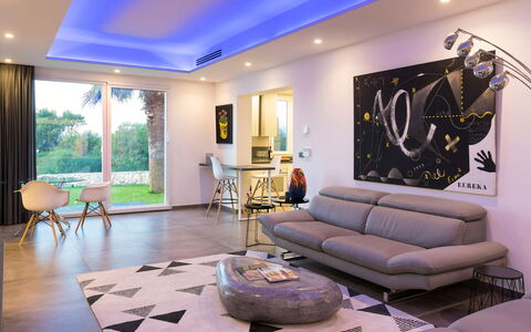 Villa Vernissage: Möbel, Interior Design, Flooring, Fussboden, Couch, Decke, Wohnzimmer, Zuhause, Beleuchtung, Tabelle