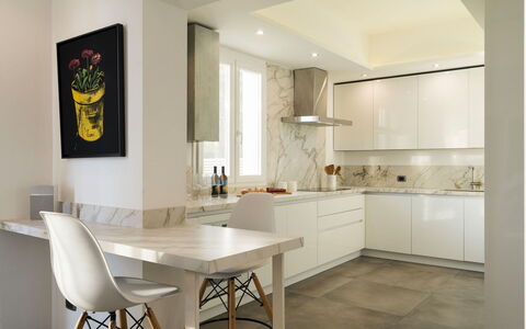 Villa Vernissage: Möbel, Interior Design, Flooring, Countertop, Wand, Fussboden, Küche, Holz, Light Fixture, Decke