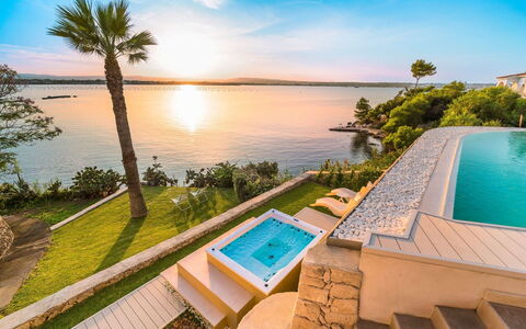 Villa Vernissage: Blau, Wasser, Gewässer, Schwimmbad, Küsten Und Ozeanische Forms, Resort, Küste, Meer, See, Freizeit