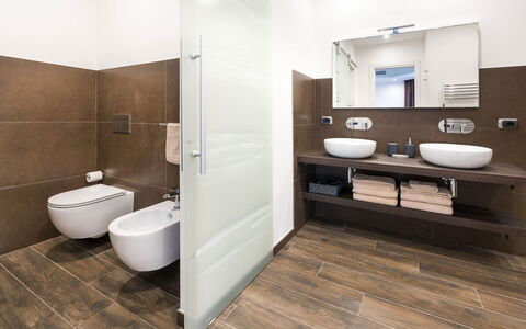 Villa Vernissage: Badezimmer, Flooring, Interior Design, Armatur, Wand, Fussboden, Toilette, Sinken, Toilleten Sitz, Bad Sink