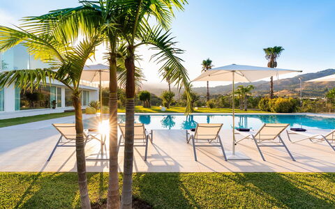 Villa Contemporanea: Schwimmbad, Resort, Eco Hotel, Gartenmöbel, Freizeit, Schatten, Hotel, Landscaping