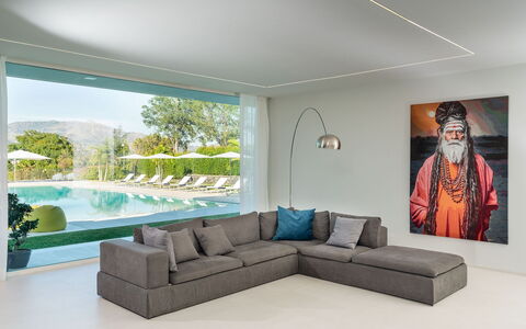 Villa Contemporanea: Möbel, Interior Design, Flooring, Fussboden, Couch, Wohnzimmer, Holz, Tabelle, Kaffetisch