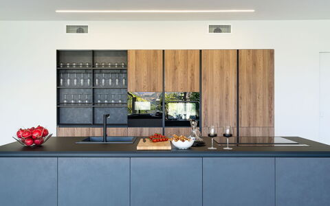 Villa Contemporanea: Küche, Interior Design, Countertop, Küchengerät, Holz, Cabinetry, Flooring, Möbel, Schrank, Haushaltsgerät