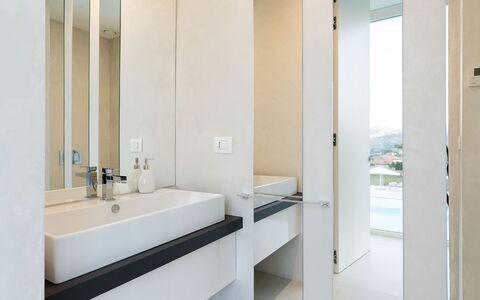 Villa Contemporanea: Interior Design, Flooring, Wand, Fussboden, Armatur, Badezimmer, Holz, Decke, Zuhause, Zapfhahn