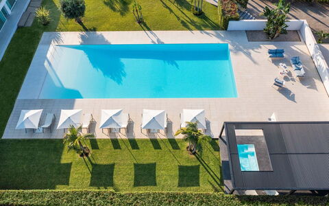 Villa Contemporanea: Schwimmbad, Blau, Resort, Freizeit, Gartenmöbel, Verbundwerkstoff, Eco Hotel, Hotel, Freizeitzentrum, Sonnenliege