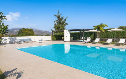 Villa Contemporanea: Schwimmbad, Wasser, Möbel, Gartenmöbel, Resort, Stuhl, Verbundwerkstoff, Schatten, Eco Hotel, Regenschirm