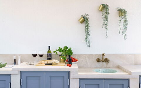 Villa Marzamemi: Küche, Blumentopf, Countertop, Zimmerpflanze, Natürliches Material, Zapfhahn, Flasche, Porzellan, Obst