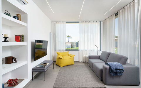 Villa Marzamemi: Möbel, Interior Design, Flooring, Couch, Fussboden, Wand, Wohnzimmer, Decke, Wohnung, Holz