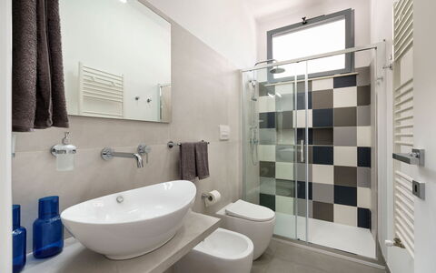 Villa Marzamemi: Badezimmer, Armatur, Interior Design, Flooring, Fussboden, Sinken, Toilette, Installation, Bad Sink, Zapfhahn