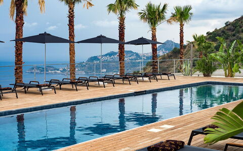Villa Alcantara: Schwimmbad, Resort, Gartenmöbel, Eco Hotel, Sonnenliege, Hotel, Schatten, Ferienort, Villa
