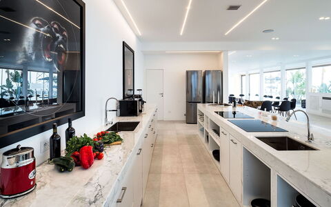Villa Alcantara: Küche, Interior Design, Countertop, Flooring, Möbel, Fussboden, Decke, Beleuchtung, Cabinetry, Küchengerät