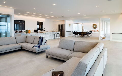 Villa Alcantara: Interior Design, Couch, Möbel, Flooring, Fussboden, Wohnzimmer, Zuhause, Tabelle, Decke