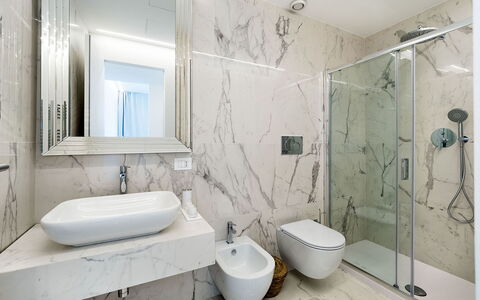 Villa Alcantara: Flooring, Interior Design, Armatur, Badezimmer, Fussboden, Spiegel, Sinken, Zapfhahn, Installation, Toilette