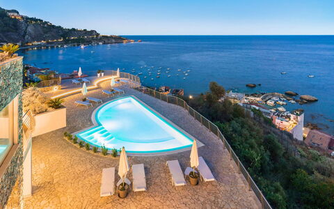 Villa Taormina- Baya Bella: Blau, Wasser, Gewässer, Schwimmbad, Meer, Küste, Resort, Küsten Und Ozeanische Forms, Ozean, Strand