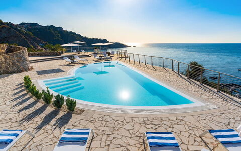 Villa Taormina- Baya Bella: Blau, Wasser, Gewässer, Schwimmbad, Küsten Und Ozeanische Forms, Meer, Küste, Resort, Strand, Gartenmöbel