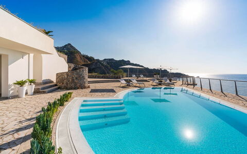 Villa Taormina- Baya Bella: Blau, Wasser, Gewässer, Meer, Küsten Und Ozeanische Forms, Küste, Schwimmbad, Ozean, Resort, Strand