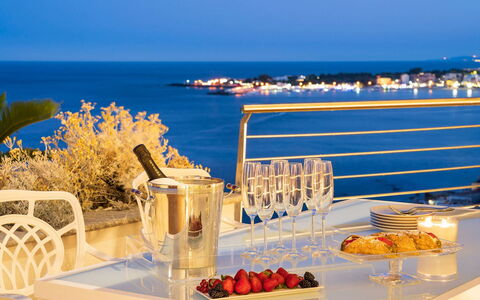 Villa Taormina- Baya Bella: Wasser, Gewässer, Möbel, Gartenmöbel, Tabelle, Stuhl, Meer, Horizont, Resort, Tisch Im Freien