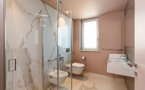 Villa Taormina- Baya Bella: Badezimmer, Flooring, Armatur, Wand, Interior Design, Fussboden, Toilette, Installation, Sinken, Decke