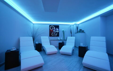 Villa Eline: Interior Design, Decke, Beleuchtung, Flooring, Fussboden, Wohnzimmer, Light Fixture, Couch, Hotel
