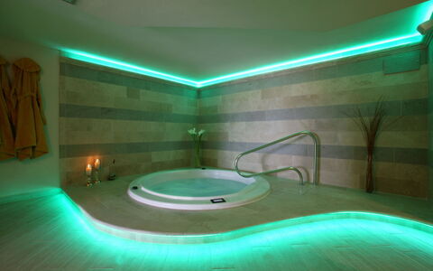 Villa Eline: Interior Design, Flooring, Fussboden, Decke, Resort, Hotel, Design, Badewanne, Schwimmbad