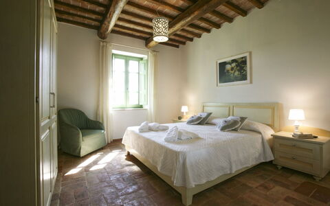 Villa Eline: Bett, Schlafzimmer, Möbel, Flooring, Bettdecke, Bedding, Interior Design, Fussboden, Zuhause, Bettrahmen