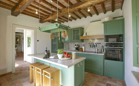 Villa Eline: Küche, Interior Design, Möbel, Flooring, Cabinetry, Holz, Countertop, Decke, Fussboden, Light Fixture