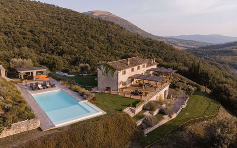 Villa Collinette: Schwimmbad, Estate, Bergstation, Gebirge, Steigung, Bauernhaus, Dorf, Villa, Eco Hotel, Bergdorf