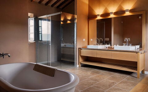 Villa Collinette: Armatur, Interior Design, Flooring, Badezimmer, Zapfhahn, Sinken, Installation, Möbel, Bad Sink, Beleuchtung