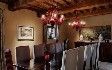 Villa Collinette: Möbel, Interior Design, Wand, Leuchter, Rot, Light Fixture, Decke, Beleuchtung, Tabelle, Esszimmer
