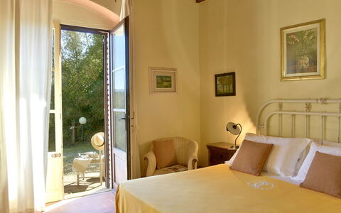 Villa Anima: Wand, Möbel, Schlafzimmer, Bett, Interior Design, Bettdecke, Bedding, Bettrahmen, Zuhause, Flooring