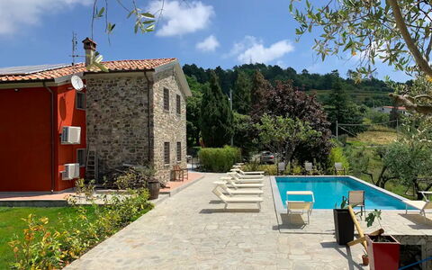 Villa Sarzana: Schwimmbad, Haus, Wohngebiet, Resort, Zuhause, Gartenmöbel, Hütte, Estate, Eco Hotel, Hinterhof