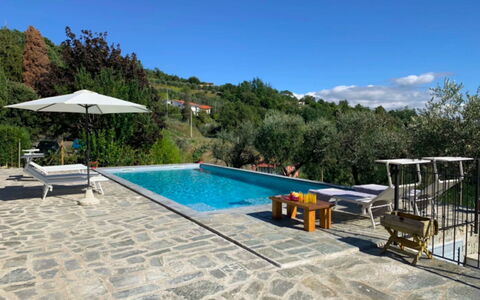 Villa Sarzana: Schwimmbad, Flagstone, Gartenmöbel, Verbundwerkstoff, Resort, Fliese, Schatten, Stuhl, Freizeit, Eco Hotel