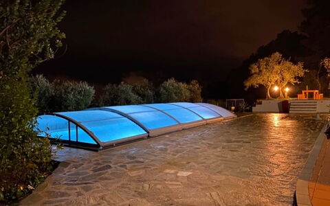 Villa Sarzana: Blau, Schwimmbad, Verbundwerkstoff, Water Feature, Landschaft Beleuchtung, Design, Nacht, Resort, Hotel, Eco Hotel