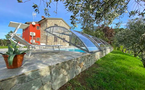 Villa Sarzana: Verbundwerkstoff, Schwimmbad, Schatten, Landscaping, Water Feature, Eco Hotel, Villa, Hinterhof