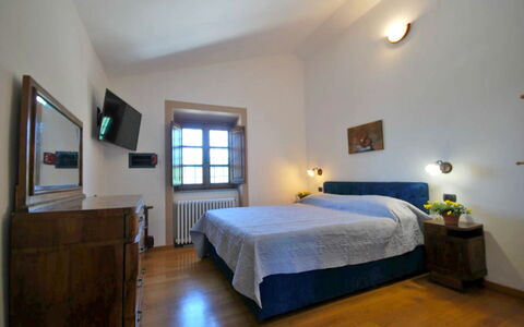 Villa Sarzana: Möbel, Zuhause, Decke, Schlafzimmer, Light Fixture, Bettrahmen, Lampe, Bett, Bilderrahmen, Hartholz