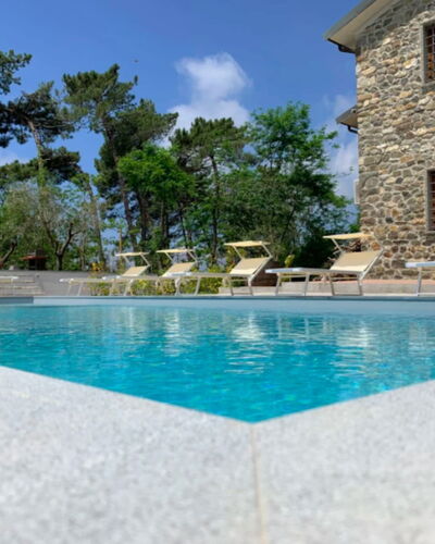 Villa Sarzana: Blau, Schwimmbad, Resort, Verbundwerkstoff, Eco Hotel, Estate, Water Feature, Schatten, Villa, Fliese