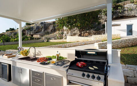 Villa Nina: Küche, Major Appliance, Küchengerät, Herd, Gasherd, Countertop, Herd, Haushaltsgerät, Stuhl, Zimmerpflanze