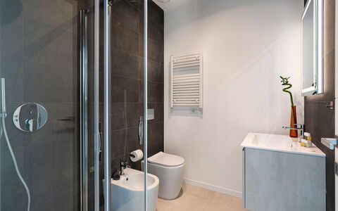 Villa Nina: Badezimmer, Armatur, Flooring, Fussboden, Interior Design, Toilette, Sinken, Zapfhahn, Installation, Toilleten Sitz
