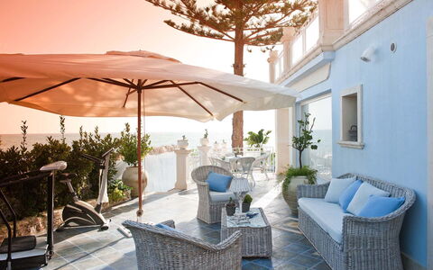 Villa Teresa: Blau, Möbel, Tabelle, Stuhl, Gartenmöbel, Blumentopf, Resort, Balkon, Zimmerpflanze, Tisch Im Freien