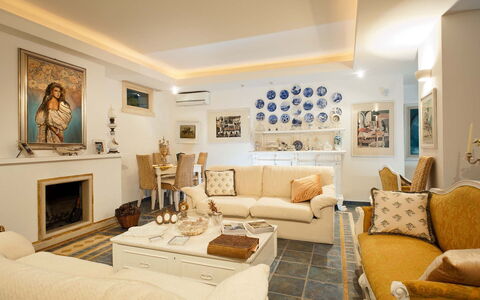 Villa Teresa: Möbel, Interior Design, Couch, Flooring, Decke, Holz, Tabelle, Wohnzimmer, Fussboden, Zimmer