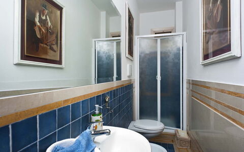 Villa Teresa: Flooring, Interior Design, Fussboden, Armatur, Fliese, Badezimmer, Decke, Installation, Spiegel, Bad Sink