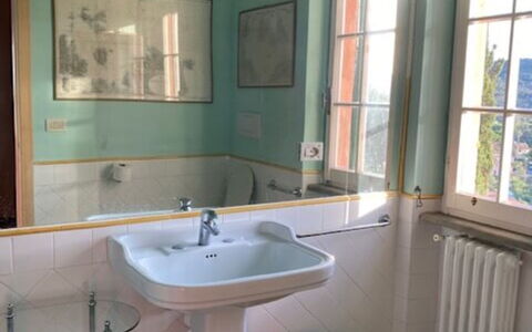 Villa Magazzini: Bad Sink, Armatur, Interior Design, Sinken, Flooring, Fussboden, Badezimmer, Zapfhahn, Installation, Spiegel