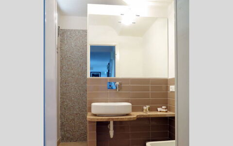 Terrazza Dell'Elba: Wand, Badezimmer, Flooring, Interior Design, Armatur, Fussboden, Bad Sink, Installation, Spiegel, Sinken