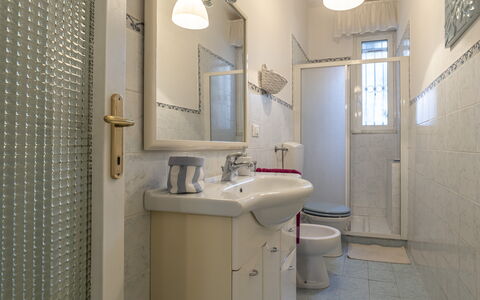Casa Liliana Ac, Wifi, Forte Dei Marmi: Armatur, Badezimmer, Bad Sink, Flooring, Fussboden, Interior Design, Sinken, Toilette, Zapfhahn, Installation