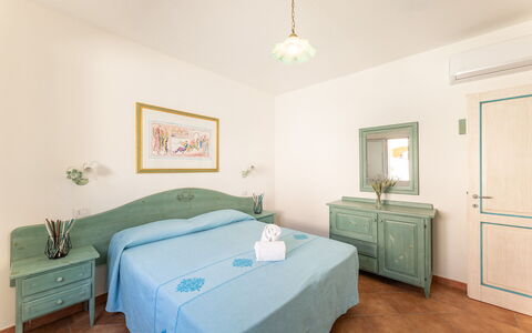 Apartments In Golfo Orosei: Möbel, Flooring, Interior Design, Fussboden, Decke, Tabelle, Zimmer, Schlafzimmer, Bett, Stuhl