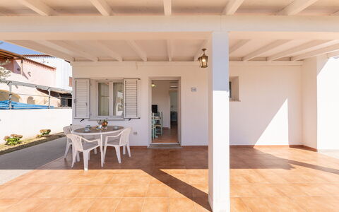 Apartments In Golfo Orosei: Flooring, Fussboden, Tür, Zuhause, Veranda, Holzbeize, Schatten, Hartholz, Balkon, Deck