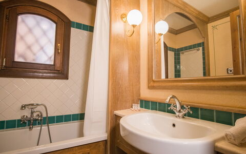 Porto Cervo Apartments Wifi And Ac: Armatur, Bad Sink, Badezimmer, Interior Design, Zapfhahn, Sinken, Flooring, Fussboden, Installation, Spiegel